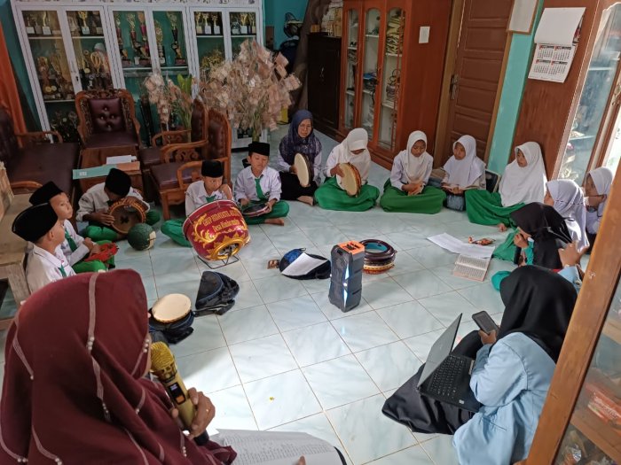 Siswa MIN 4 Tebo Matangkan Latihan Hadroh untuk Peringatan Maulid Nabi Siswa MIN 4 Tebo Matangkan Latihan Hadroh untuk Peringatan Maulid Nabi
