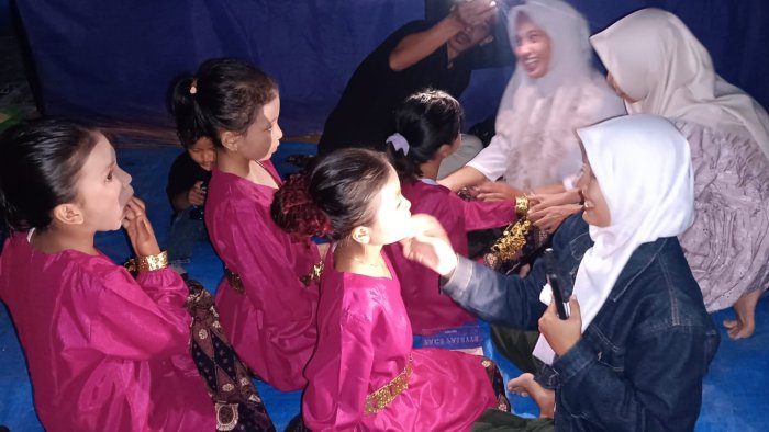 Di Balik Jamran: Persiapan Penampilan dan MUA Dadakan Siswa MIN 4 Tebo Di Balik Jamran: Persiapan Penampilan dan MUA Dadakan Siswa MIN 4 Tebo