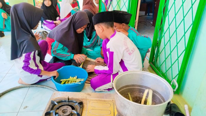 Eksperimen Siswa Kelas 5A MIN 4 Tebo Olah Minuman Sehat dari Sereh dan Jeruk Kasturi
