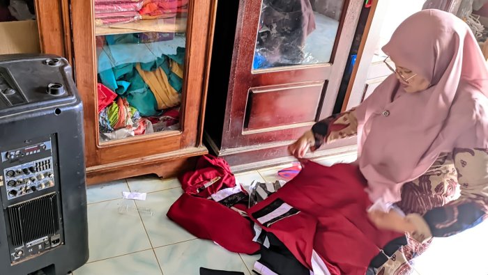 Guru MIN 4 Tebo Periksa Kelengkapan Seragam Marching Band Jelang Street Parade IDCA 2025 Guru MIN 4 Tebo Periksa Kelengkapan Seragam Marching Band Jelang Street Parade IDCA 2025