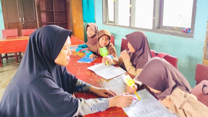 Selesai Pembelajaran, Guru MIN 4 Tebo Luangkan Waktu untuk Mengajar Ngaji Siswa Kurang Lancar Selesai Pembelajaran, Guru MIN 4 Tebo Luangkan Waktu untuk Mengajar Ngaji Siswa Kurang Lancar