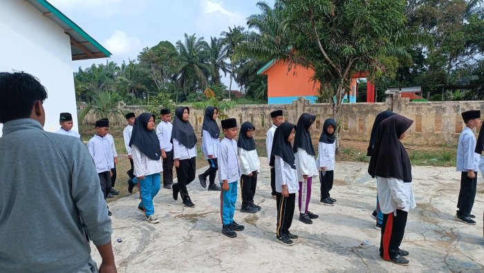 Latihan Paskibra HUT RI Dimulai, Murid MIN 4 Tebo Jalani Pembinaan Awal dari Pelatih Desa