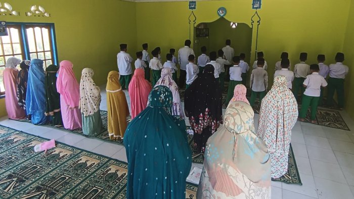 Shalat Dzuhur Berjamaah di MIN 4 Tebo Kembali Terlaksana Setelah Sempat Vakum