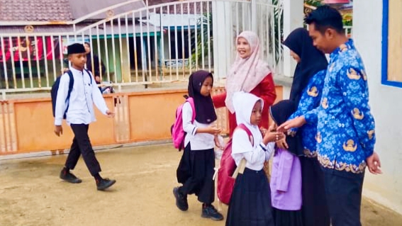 Peningkatan Tertib Berpakaian Siswa Semakin Terasa Sejak Memasuki Pintu Gerbang MIN 4 Tebo