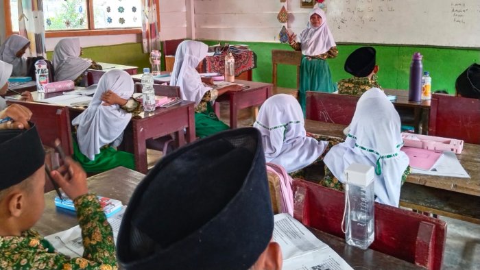 Pembelajaran Bahasa Indonesia di Kelas 2B MIN 4 Tebo Tentang Kalimat Ajakan, Perintah, dan Larangan dikemas Lewat Lagu