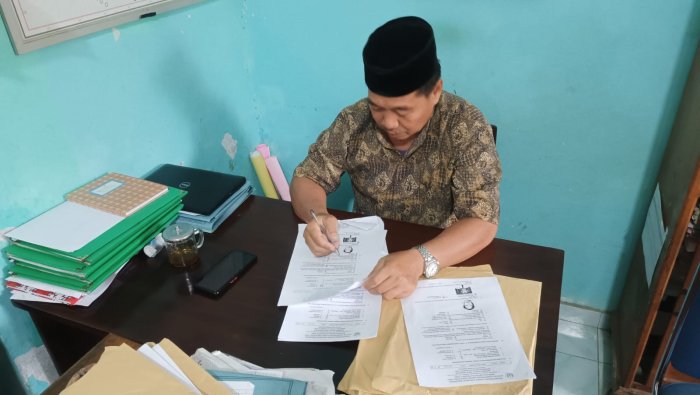 Guru MIN 4 Tebo Mulai Koreksi Hasil Asesmen Sumatif Akhir Semester Guru MIN 4 Tebo Mulai Koreksi Hasil Asesmen Sumatif Akhir Semester