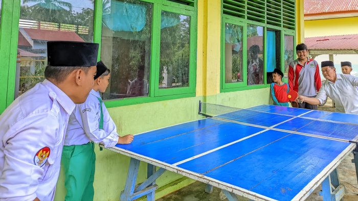 Jeda Sejenak, Guru MIN 4 Tebo Manfaatkan Waktu untuk Bermain Tenis Meja Setelah Masa Sibuk