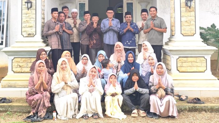 Rombongan Guru MIN 4 Tebo Sambangi Kediaman Mantan Pengawas, Buktikan Silaturahmi Tak Putus oleh Jabatan Rombongan Guru MIN 4 Tebo Sambangi Kediaman Mantan Pengawas, Buktikan Silaturahmi Tak Putus oleh Jabatan