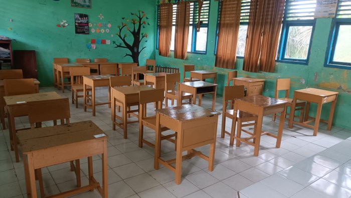 Tiga Ruang Ujian Madrasah MIN 4 Tebo Siap Digunakan, Kartu Peserta Telah Ditempel di Meja