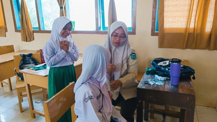 MIN 4 Tebo dan Puskesmas Rimbo Bujang II Distribusikan Obat Cacing untuk Semua Murid