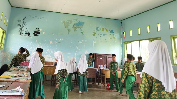 Permainan Mencari Harta Karun Buat Materi Akidah Akhlak di Kelas 3B MIN 4 Tebo Lebih Mudah Diingat dan Dipahami