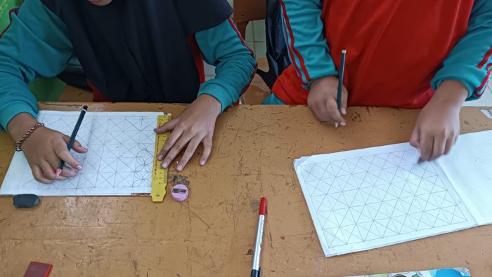 Keheningan Ruang Kelas 5B MIN 4 Tebo saat Siswa Fokus Menggambar Batik Kawung Keheningan Ruang Kelas 5B MIN 4 Tebo saat Siswa Fokus Menggambar Batik Kawung