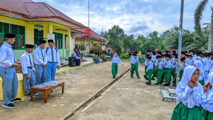 Produk Edukasi SMK Romu Ludes dalam Hitungan Menit, Antusiasme Siswa MIN 4 Tebo Jadi Bukti Kolaborasi yang Bermakna Produk Edukasi SMK Romu Ludes dalam Hitungan Menit, Antusiasme Siswa MIN 4 Tebo Jadi Bukti Kolaborasi yang Bermakna