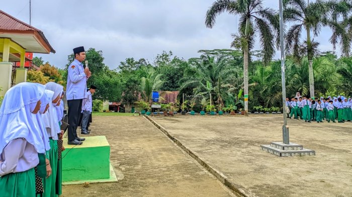 Amanat Pembina Upacara MIN 4 Tebo: Jika Senang Disambut Guru di Gerbang, Sambutlah Balik Mereka di Dalam Kelas Amanat Pembina Upacara MIN 4 Tebo: Jika Senang Disambut Guru di Gerbang, Sambutlah Balik Mereka di Dalam Kelas
