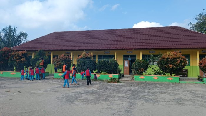 Gotong Royong Total di MIN 4 Tebo, Dari Memangkas Tanaman Hias hingga Mengecat Musala Gotong Royong Total di MIN 4 Tebo, Dari Memangkas Tanaman Hias hingga Mengecat Musala