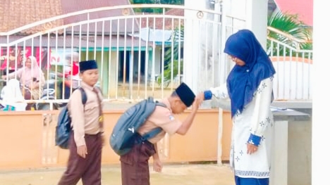 Cerita di Balik Hukuman Disiplin MIN 4 Tebo: Siswa yang Kemarin Lupa Dasi dan Peci Kini Datang Rapi