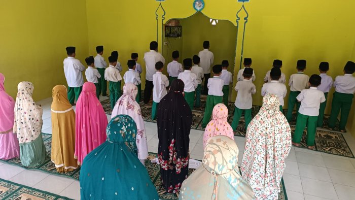 Shalat Dzuhur Berjamaah di MIN 4 Tebo Lebih dari Rutinitas Ibadah Shalat Dzuhur Berjamaah di MIN 4 Tebo Lebih dari Rutinitas Ibadah