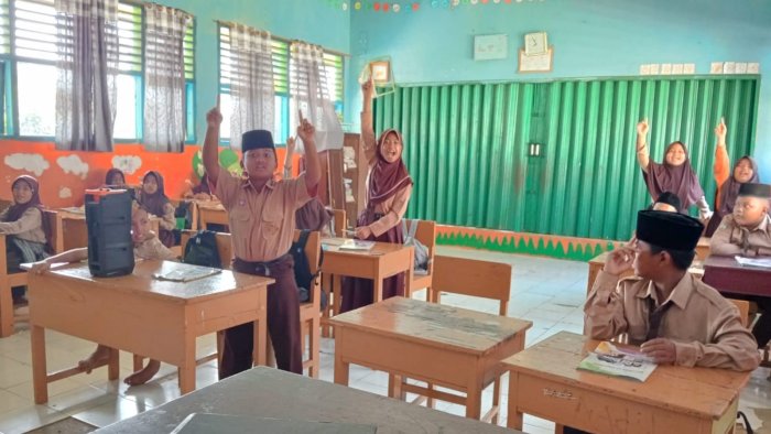 Adu Cepat Tebak Lagu Daerah di Kelas 5A MIN 4 Tebo: Antusiasme Tinggi dan Sedikit Intrik Warnai Pembelajaran Adu Cepat Tebak Lagu Daerah di Kelas 5A MIN 4 Tebo: Antusiasme Tinggi dan Sedikit Intrik Warnai Pembelajaran
