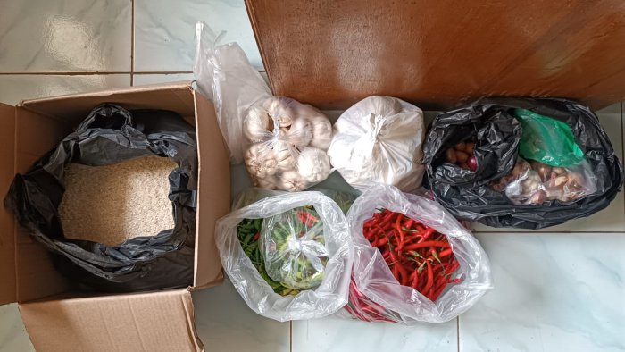 Orangtua Siswa MIN 4 Tebo Bahu-Membahu Dukung Kebutuhan Dapur Kemah Pramuka