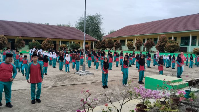 Senam Pagi Kembali Digelar di Halaman MIN 4 Tebo, Siswa Kelas 5A Jadi Instruktur