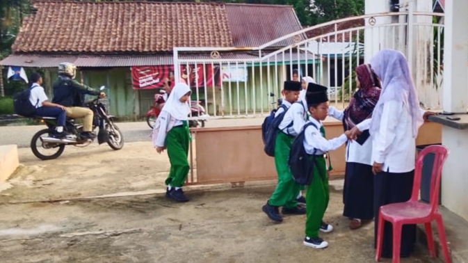 Hari Pertama Masuk Usai Libur Lebaran, Siswa MIN 4 Tebo Langsung Disambut Guru di Depan Gerbang Hari Pertama Masuk Usai Libur Lebaran, Siswa MIN 4 Tebo Langsung Disambut Guru di Depan Gerbang