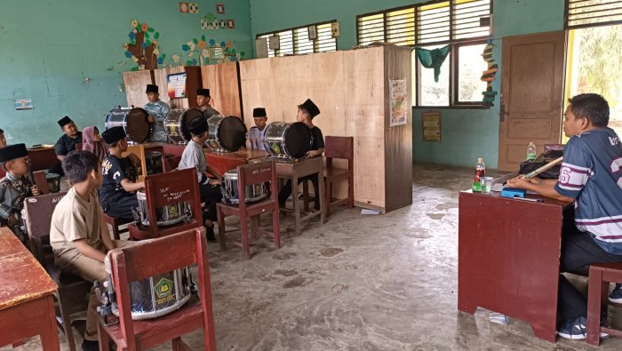 Jaga Konsistensi di Hari Libur, Lini Perkusi Marching Band MIN 4 Tebo Pertajam Ketukan Lagu Baru Jaga Konsistensi di Hari Libur, Lini Perkusi Marching Band MIN 4 Tebo Pertajam Ketukan Lagu Baru