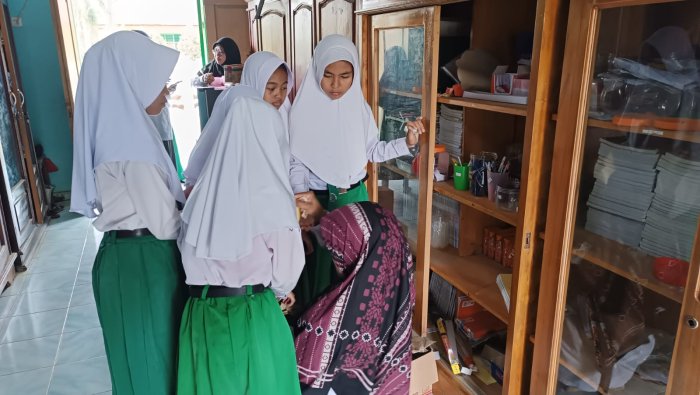 Pesantren Kilat Sesi Ketiga: Sejak Pagi Siswa MIN 4 Tebo Berburu Twin Pen di Koperasi, Semangat Belajar Kaligrafi Pesantren Kilat Sesi Ketiga: Sejak Pagi Siswa MIN 4 Tebo Berburu Twin Pen di Koperasi, Semangat Belajar Kaligrafi