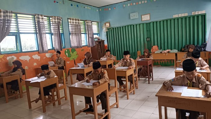 Hari Keempat Ujian Madrasah Berjalan Lancar, Guru Mata Pelajaran Keliling Pastikan Pemahaman Soal
