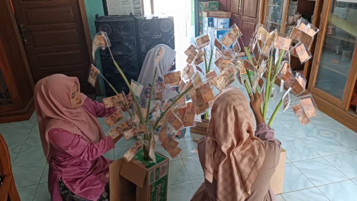 Rawat Tradisi, Guru MIN 4 Tebo Gotong Royong Siapkan Pohon Berkah Peringatan Maulid Nabi