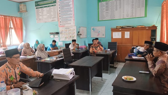 Mantapkan Administrasi dan Mutu Madrasah, Pengawas Pembina Beri Arahan Strategis di MIN 4 Tebo