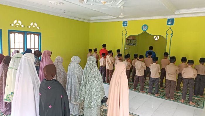 Shalat Dzuhur Berjamaah Pererat Kebersamaan Kelas 4B dan 5B MIN 4 Tebo Shalat Dzuhur Berjamaah Pererat Kebersamaan Kelas 4B dan 5B MIN 4 Tebo