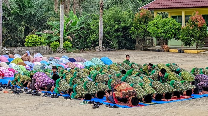 Cuaca Cerah Berikan Nuansa Khidmat Shalat Dhuha di MIN 4 Tebo
