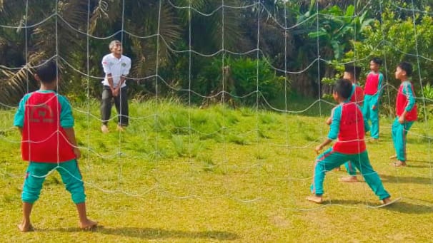 Kepala Madrasah Turun ke Lapangan, Motivasi dan Latihan Bersama Atlet OSM Bola Voli MIN 4 Tebo