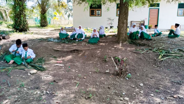 Kelas 5A MIN 4 Tebo Belajar Membuat Sapu Lidi dari Pelepah Sawit, Barang Sekitar Jadi Benda Berharga