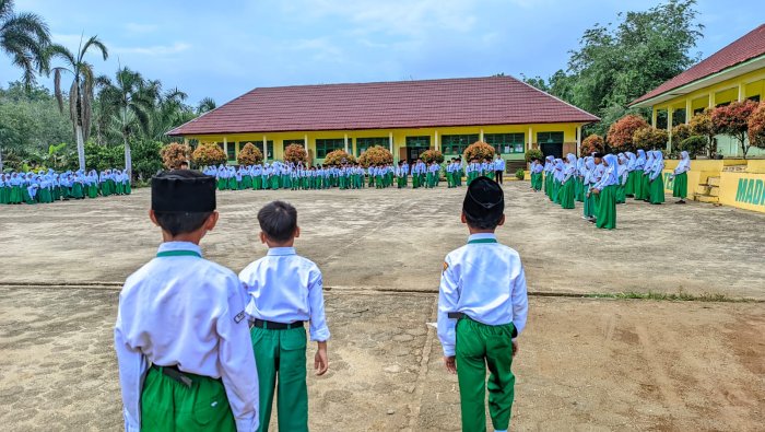 Disiplin Meningkat, Jumlah Siswa Terlambat Upacara di MIN 4 Tebo Terus Menurun
