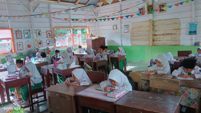 Kelas 2B MIN 4 Tebo Isi Waktu dengan Lomba Membuat Poster Bertema Peduli Lingkungan Kelas 2B MIN 4 Tebo Isi Waktu dengan Lomba Membuat Poster Bertema Peduli Lingkungan