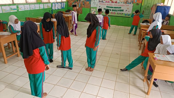 Menghitung Keliling Lewat Langkah: Praktik Tubuh Bantu Siswa 5B MIN 4 Tebo Pahami Konsep Abstrak Segitiga Lebih Mudah Menghitung Keliling Lewat Langkah: Praktik Tubuh Bantu Siswa 5B MIN 4 Tebo Pahami Konsep Abstrak Segitiga Lebih Mudah