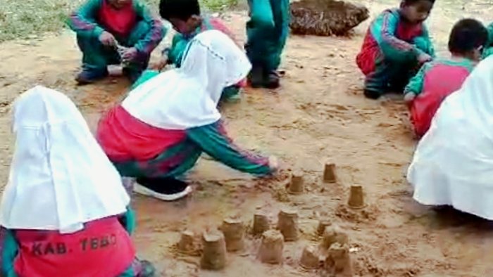 Dukung Eksplorasi Sensori Anak, Wali Kelas 1B MIN 4 Tebo Apresiasi Kreasi Pasir Murid Tanpa Takut Kelas jadi Kotor