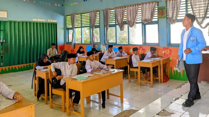 Mahasiswa PPLK Ahmad Khusairi Jalani Ujian Praktik Mengajar di Kelas 5A MIN 4 Tebo