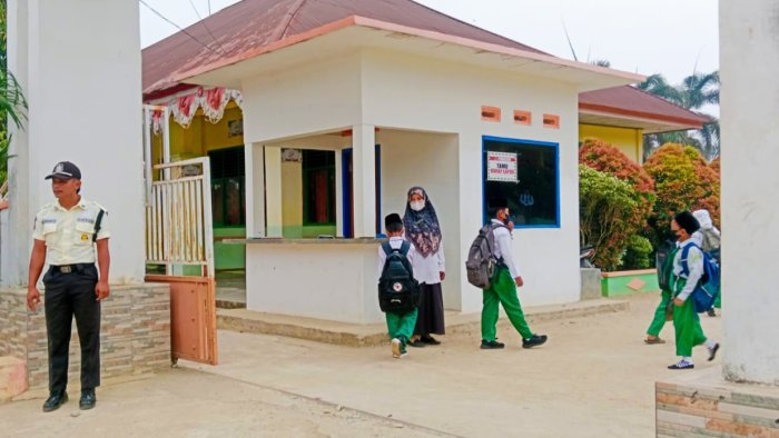 Kabut Asap Tak Surutkan Dedikasi: Rutinitas Menyambut Pagi di MIN 4 Tebo Tetap Berjalan Hangat dan Edukatif