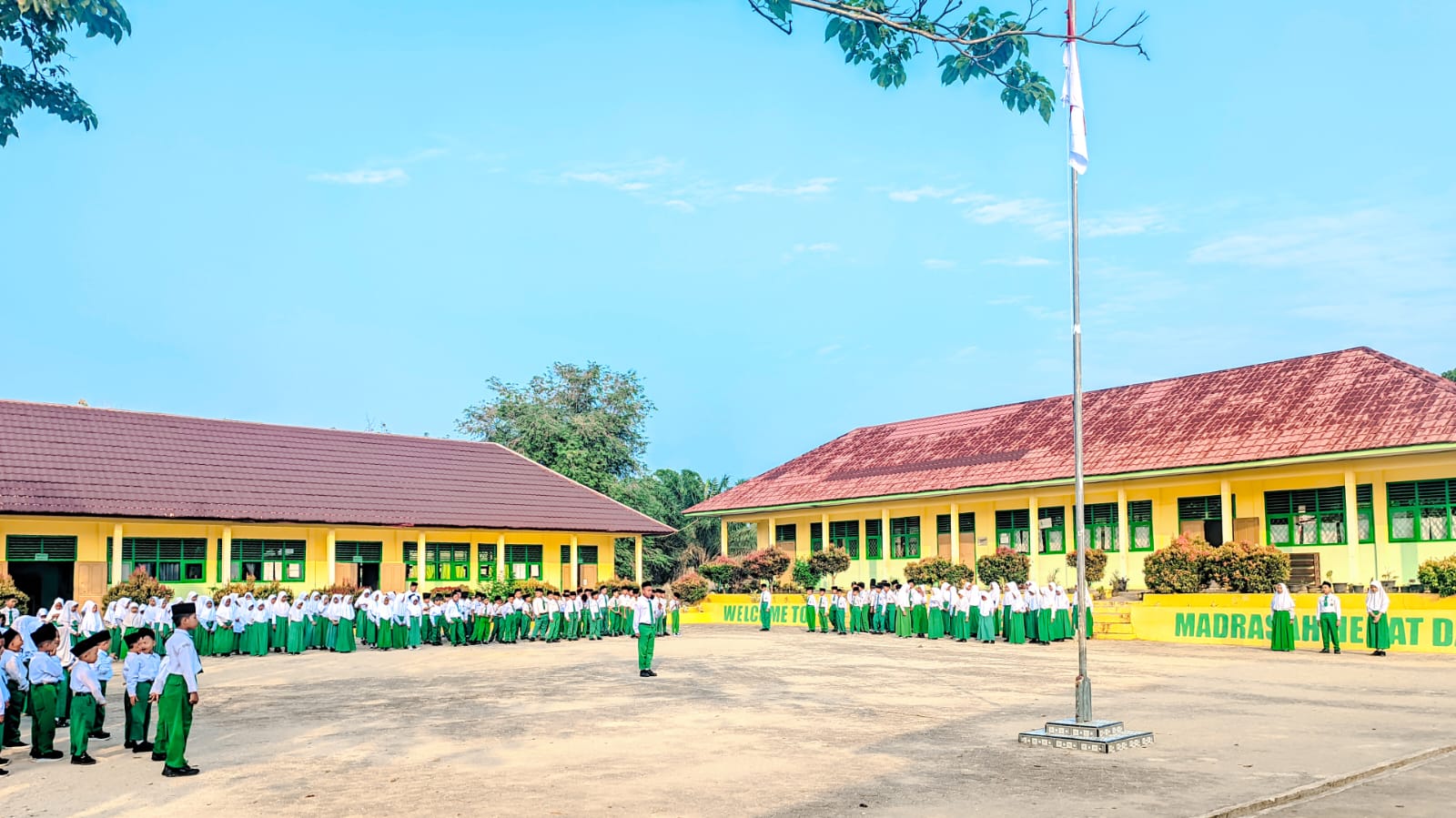 Upacara Bendera: Wadah Refleksi dan Pembentukan Karakter Siswa