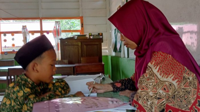 Pendidik Sejati Tak Kenal Jam Kerja, Potret Dedikasi Guru MIN 4 Tebo di Luar Jam Pembelajaran Pendidik Sejati Tak Kenal Jam Kerja, Potret Dedikasi Guru MIN 4 Tebo di Luar Jam Pembelajaran