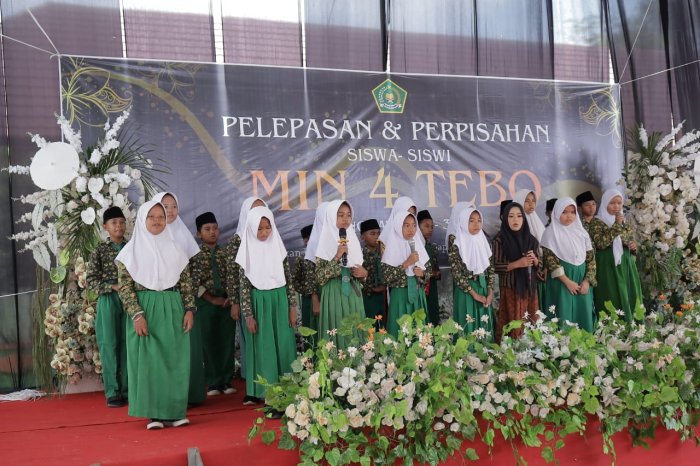 Paduan Suara Kelas 5 MIN 4 Tebo Berhasil Membuat Haru Suasana saat Bawakan Lagu Perpisahan untuk Kakak Kelas Paduan Suara Kelas 5 MIN 4 Tebo Berhasil Membuat Haru Suasana saat Bawakan Lagu Perpisahan untuk Kakak Kelas