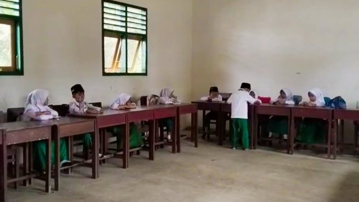 Tradisi Berbagi Makin Berkembang, Siswa Kelas 1A MIN 4 Tebo Bagikan Kelengkeng Hasil Panen Sendiri Tradisi Berbagi Makin Berkembang, Siswa Kelas 1A MIN 4 Tebo Bagikan Kelengkeng Hasil Panen Sendiri