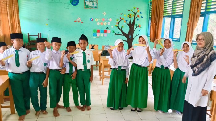 Senangnya Siswa MIN 4 Tebo Terima Suvenir dari Yakult