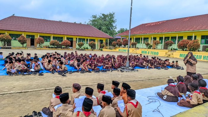 Kelas 4B MIN 4 Tebo Tampil Memimpin Muhadhoroh