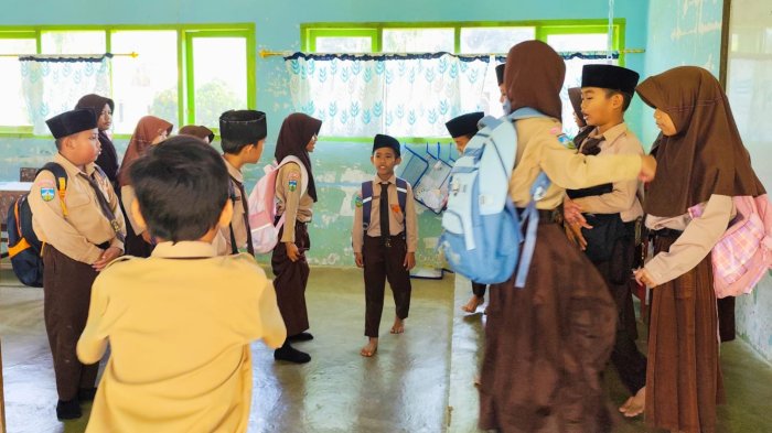Belajar Mendengarkan Pengumuman, Siswa Kelas 3B MIN 4 Tebo Praktik Langsung Jadi Penumpang Kereta dan Pasien Rumah Sakit