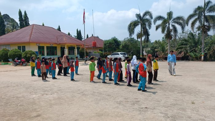 Memasuki Latihan Kedua, Kekompakan Pasukan Latgab Paskibra di MIN 4 Tebo Mulai Terbentuk