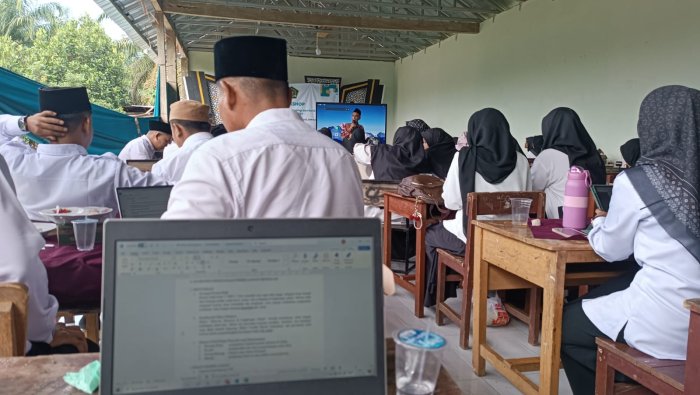 Tiga Guru MIN 4 Tebo Tuntaskan Hari Pertama Workshop Deep Learning di MIS Darul Hikmah