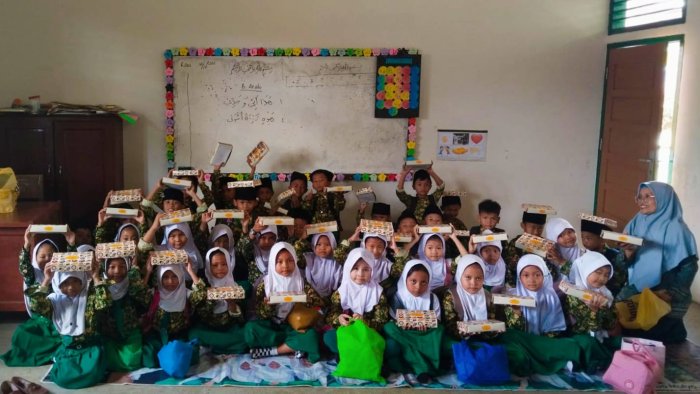 Arumi Rayakan Ulang Tahun dengan Berbagi Kepada Teman Kelas 1 MIN 4 Tebo Arumi Rayakan Ulang Tahun dengan Berbagi Kepada Teman Kelas 1 MIN 4 Tebo
